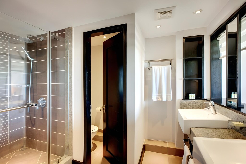 Deluxe Room Bathtub