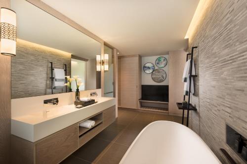 Deluxe Rooms bathroom