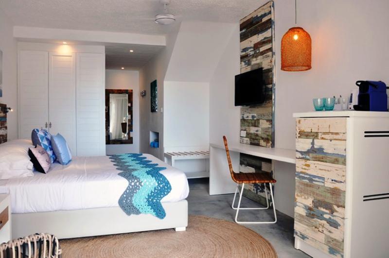 Deluxe Suites Bed2
