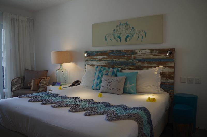 Deluxe Suites Bed3
