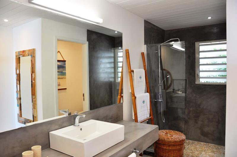 Deluxe Suites bathtub