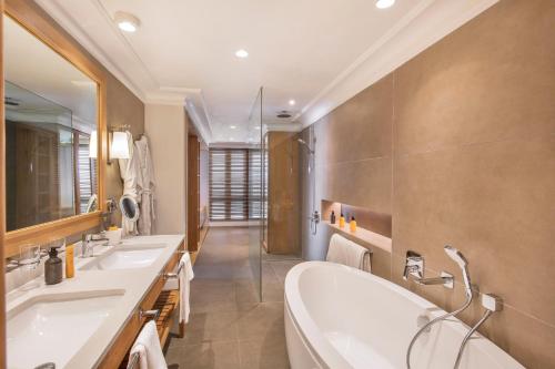 Exclusive Suites Bathtub