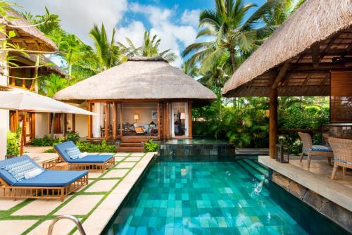 Interconnecting Rooms pool