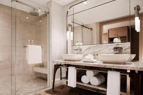 Lagoon Room bathtub