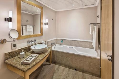 Marina View Suites Bathtub