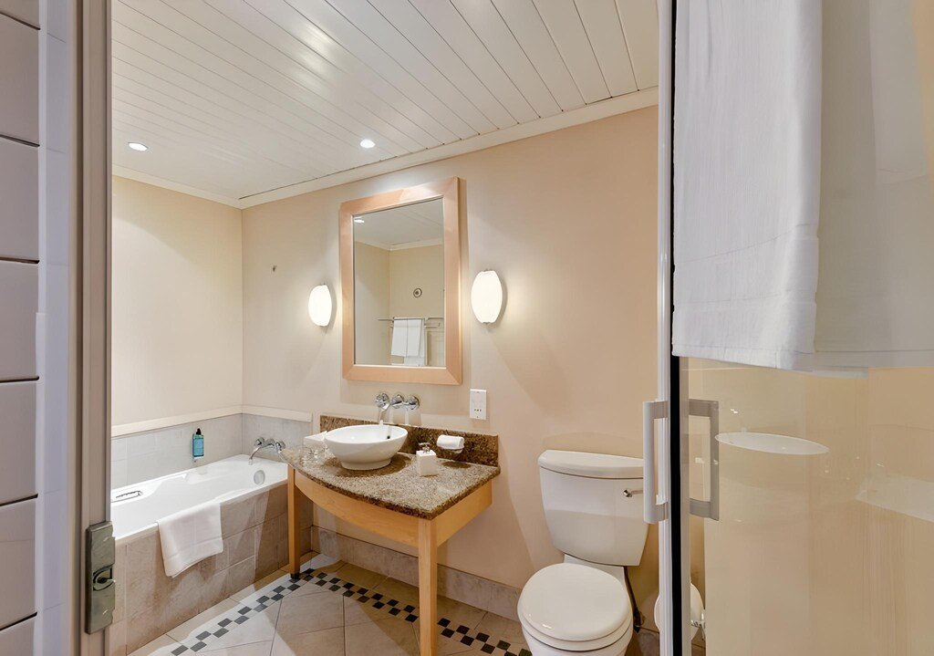 Marina View Suites Bathtub2