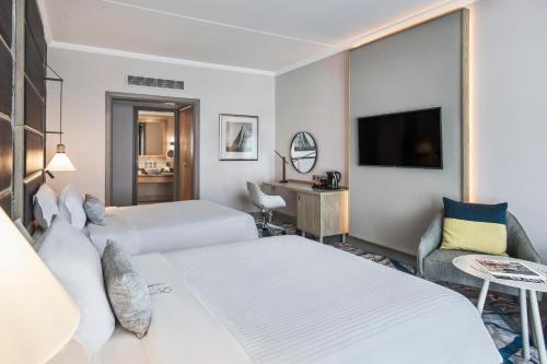 Marina View Suites bed