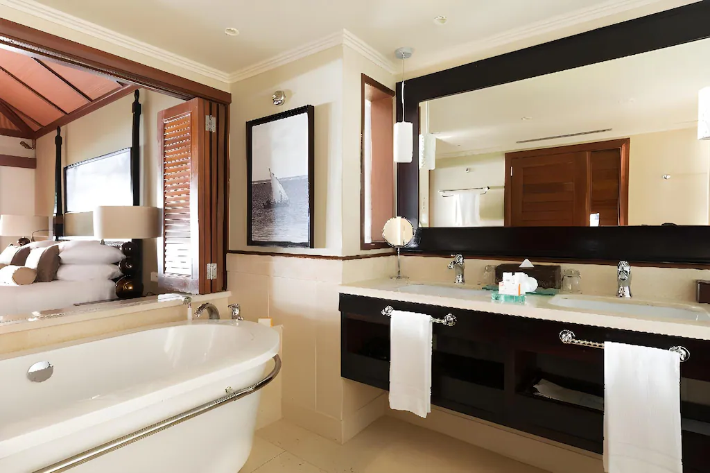 Ocean Junior Suite Mauritius washroom