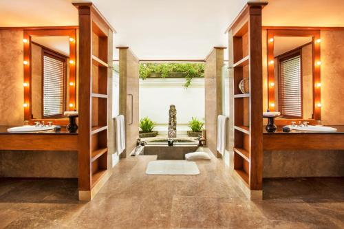 Ocean View Rooms Bathtubb