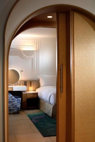 Opera Suite Mirror