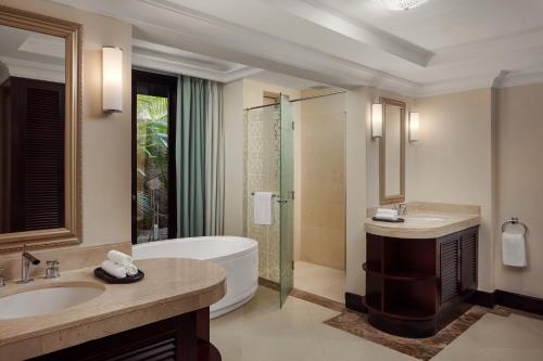 Presidential Suite bathtub