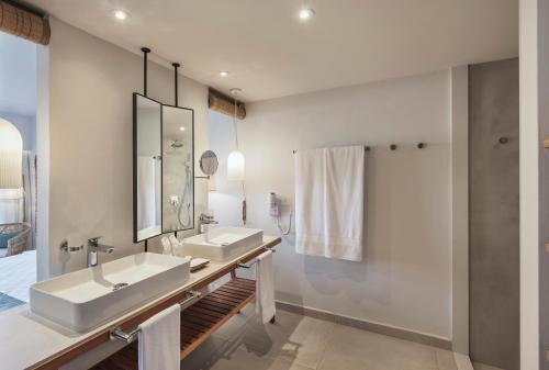 Superior Rooms Bathtub