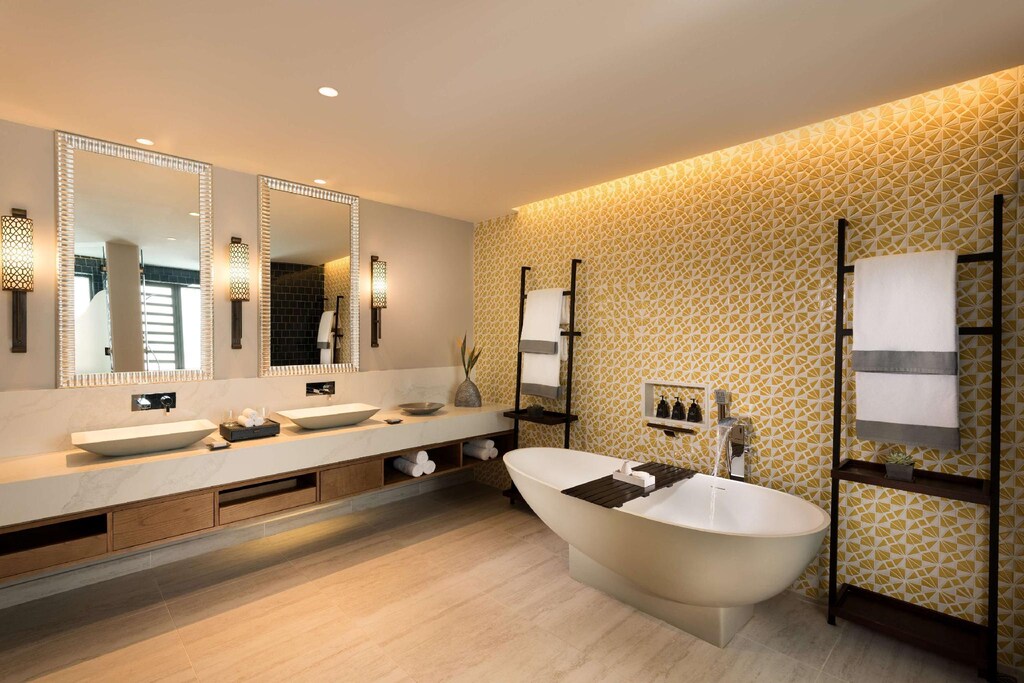 junior Suites bathtub
