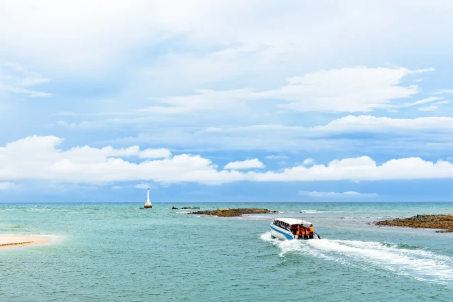 speed-boat-is-leaving